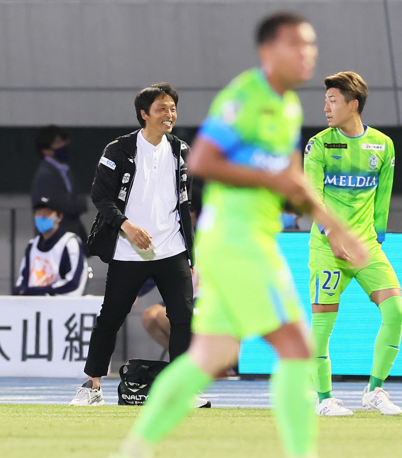 川崎F対湘南　後半、4点のリードを奪い笑顔を見せる湘南山口監督（左）（撮影・足立雅史）