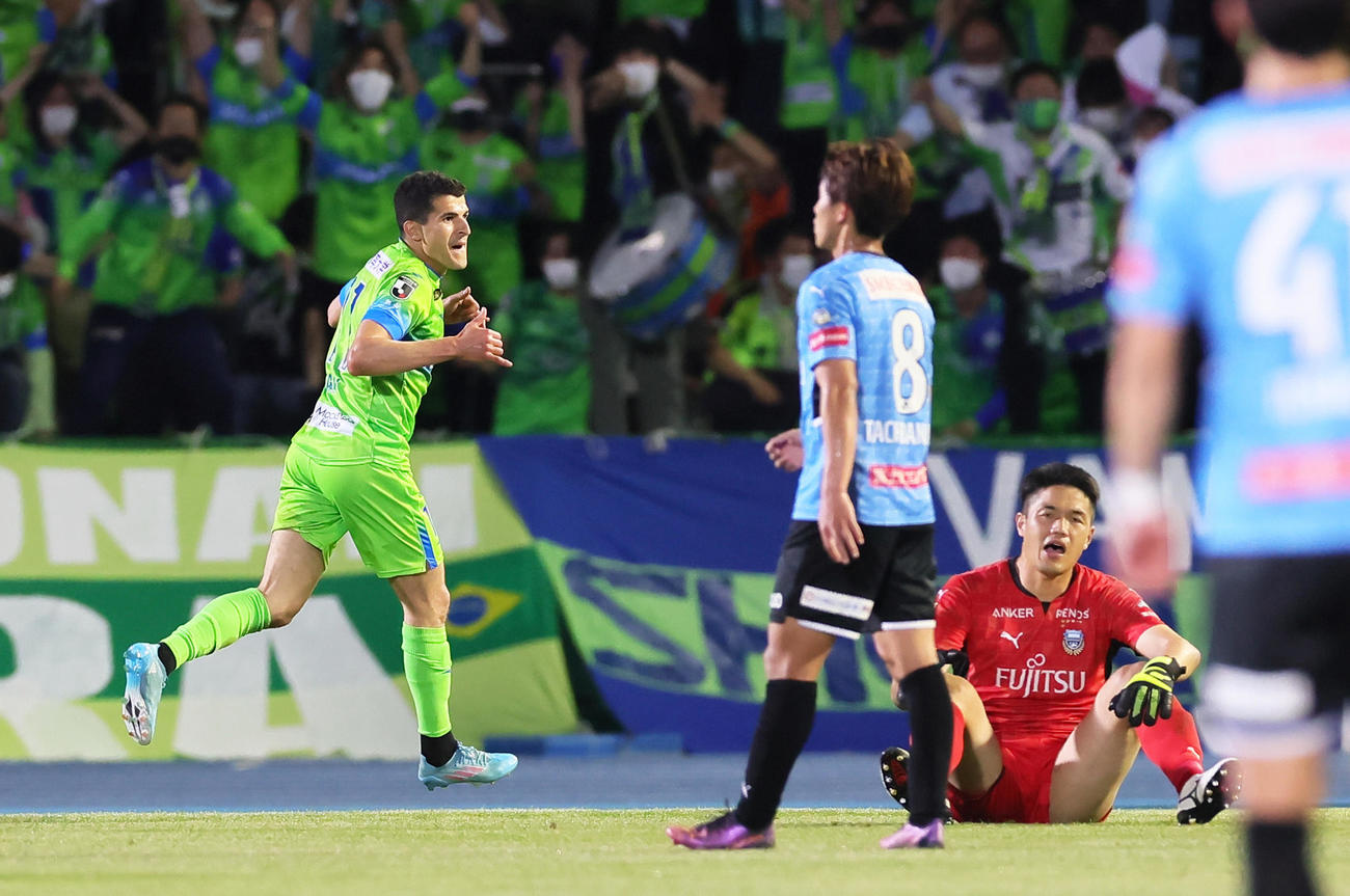 川崎F対湘南　後半、チーム4点目のゴールを決め喜ぶ湘南タリク（左）（撮影・足立雅史）