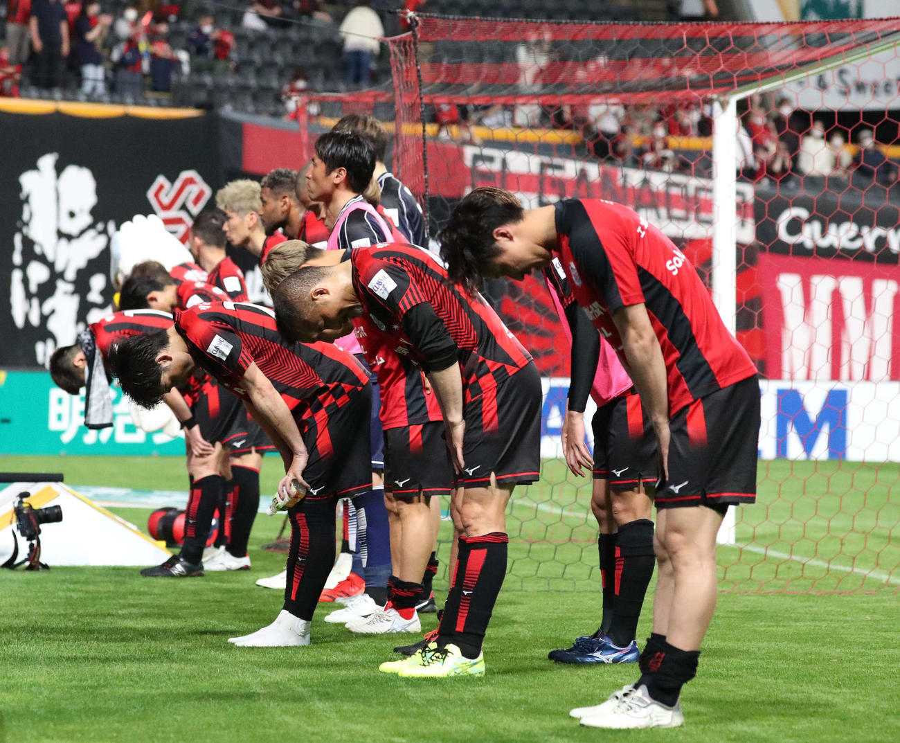 札幌対柏　試合後、スタンドにあいさつする札幌の選手たち（撮影・黒川智章）