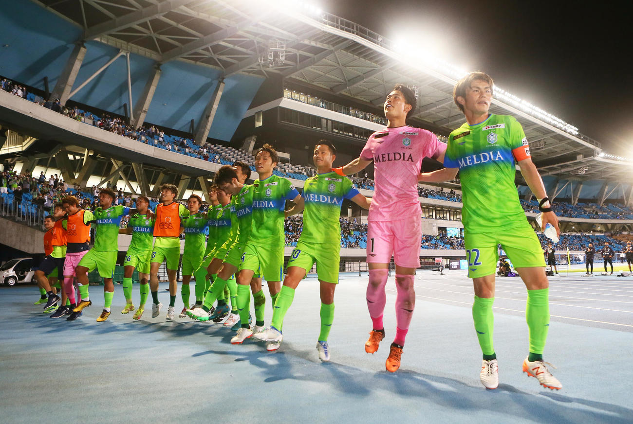 川崎F対湘南　快勝し勝利のダンスを踊る湘南イレブン（撮影・足立雅史）