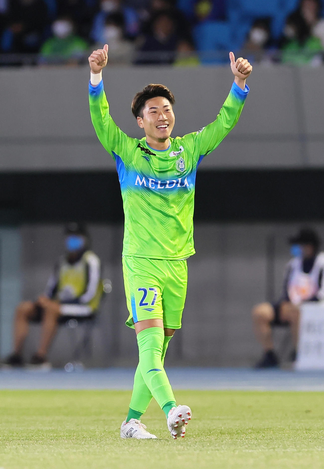 川崎F対湘南　後半、ゴールを決め喜ぶ湘南池田（左から2人目）ら（撮影・足立雅史）
