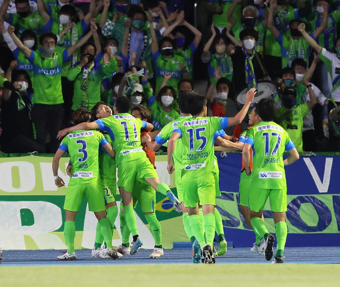 川崎F対湘南　後半、ゴールを決め喜ぶ湘南池田（左から2人目）ら（撮影・足立雅史）