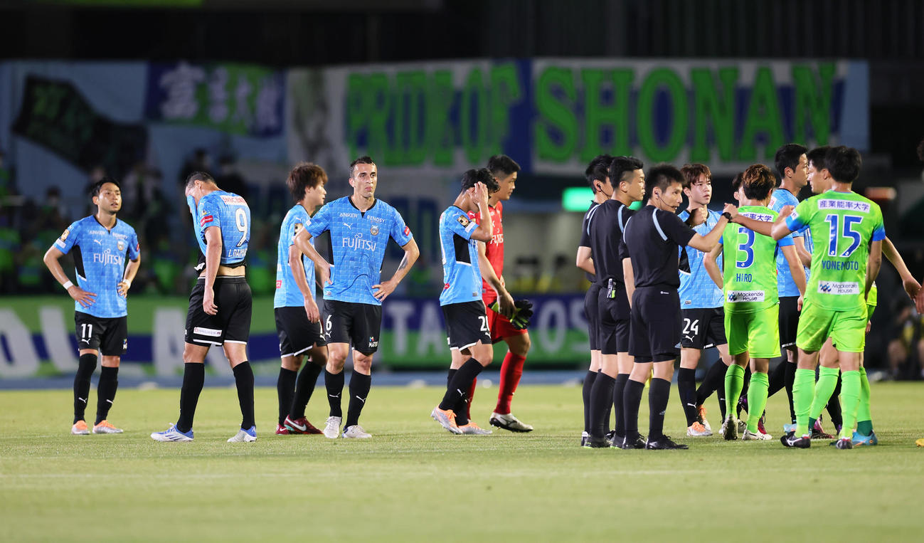 川崎F対湘南　勝利を喜ぶ湘南（右）を横目にがっくりとする川崎Fイレブン（撮影・足立雅史）