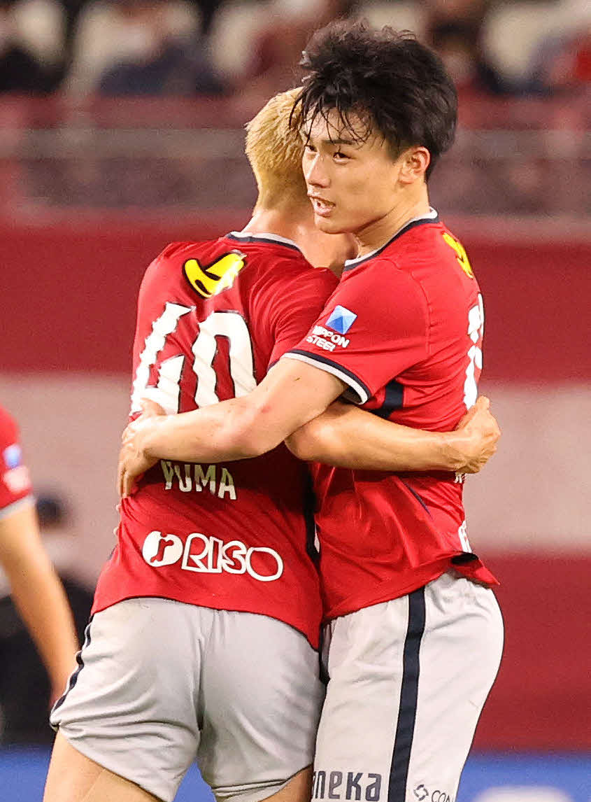 鹿島対鳥栖　後半、ゴールを決めて鹿島鈴木（左）と抱き合う上田（撮影・鈴木正人）