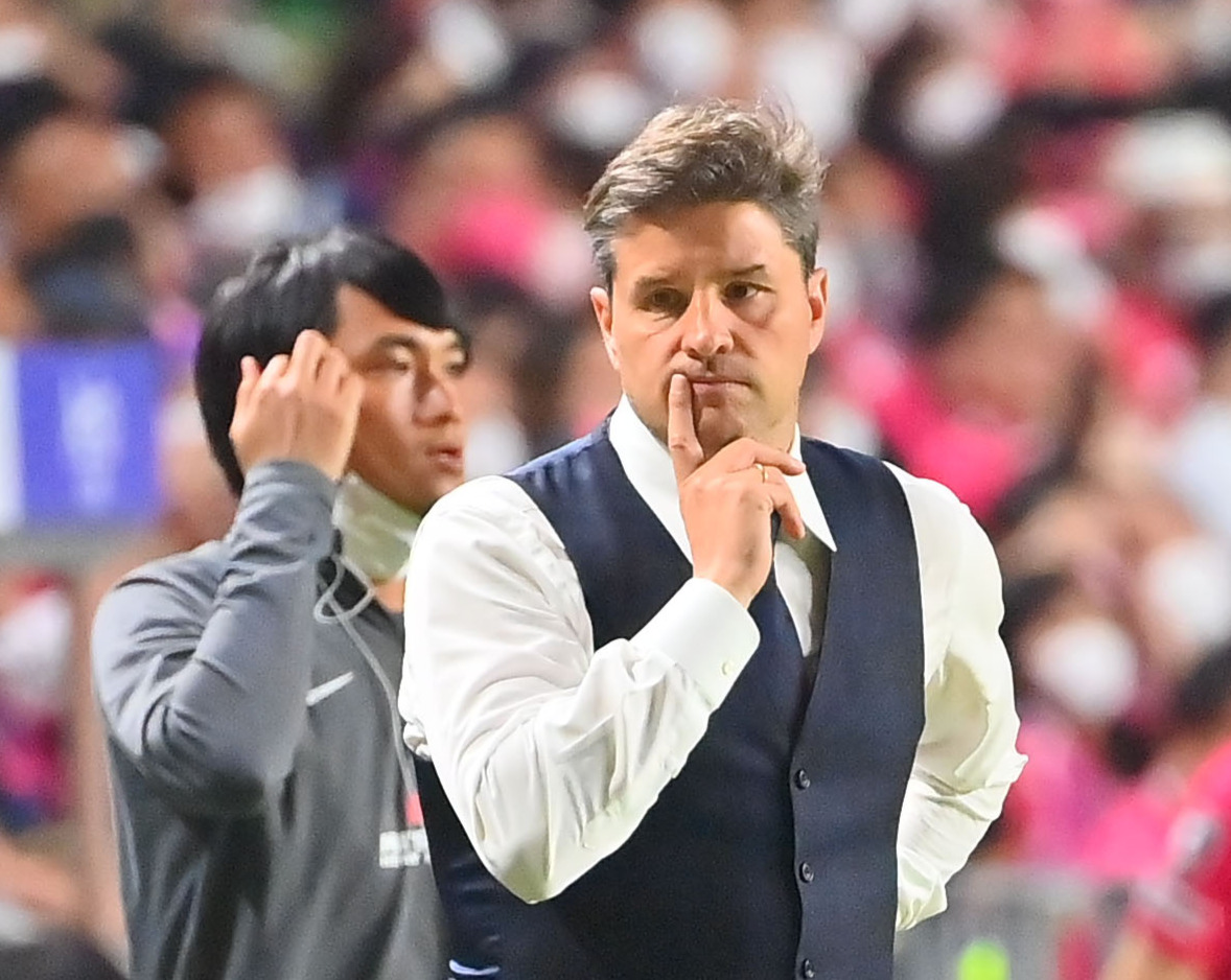 C大阪対浦和　後半、思案顔の浦和ロドリゲス監督（撮影・和賀正仁）