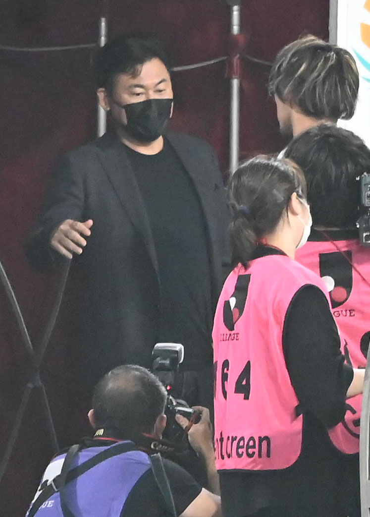 神戸対磐田　試合後、選手を出迎える楽天の三木谷社長（撮影・滝沢美穂子）