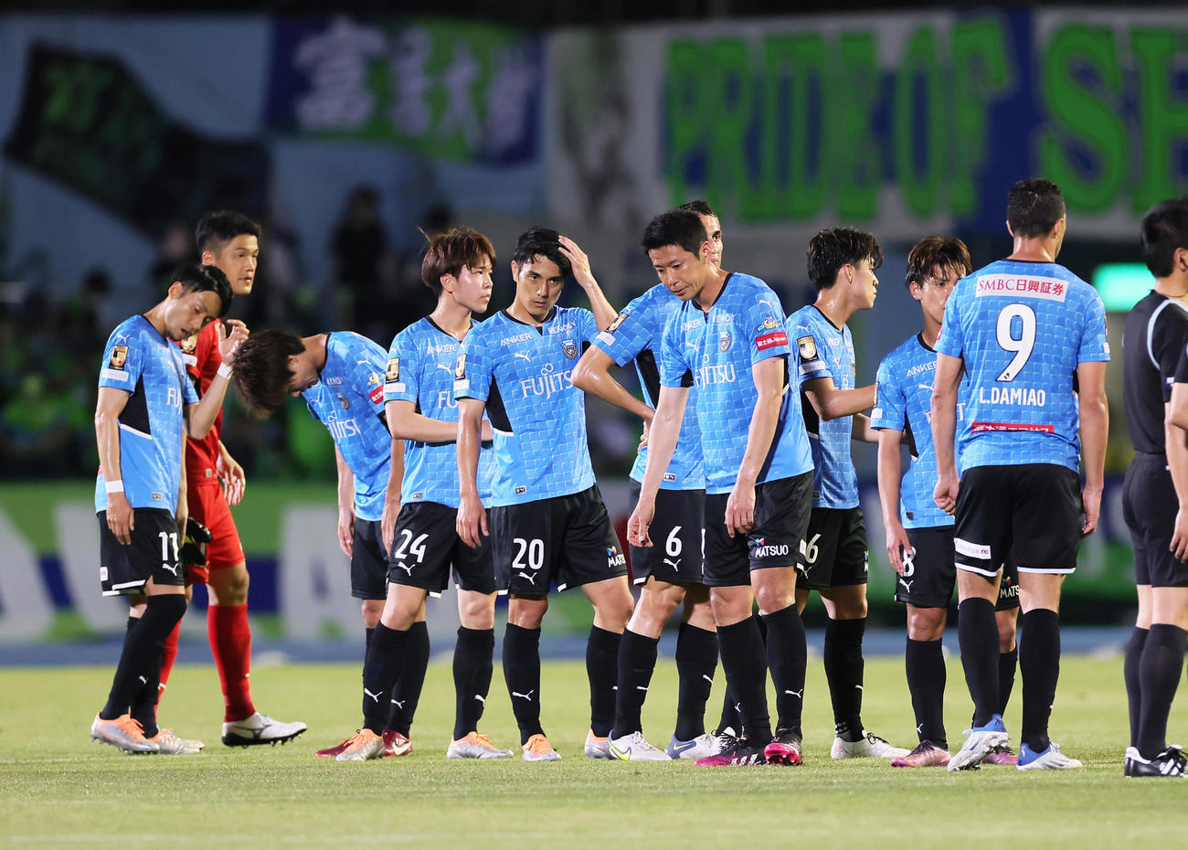 川崎F対湘南　敗れた川崎Fイレブン（撮影・足立雅史）
