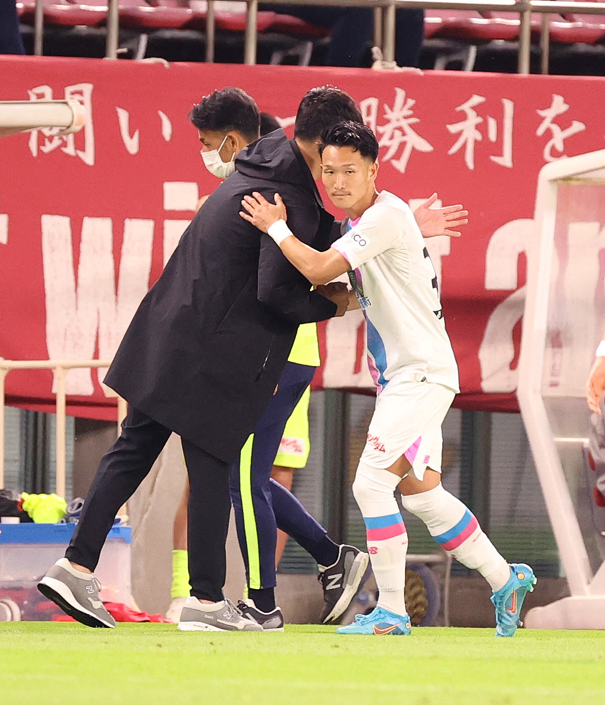 鹿島対鳥栖　後半、ゴールを決め川井監督（左）と抱き合う鳥栖小泉（撮影・鈴木正人）