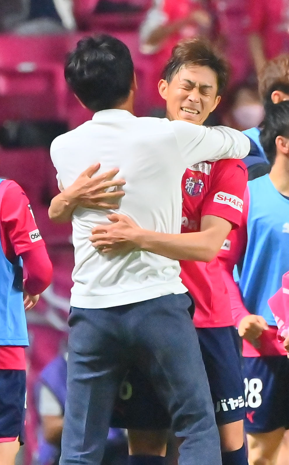 C大阪対浦和　後半、追加点を決めたC大阪毎熊は小菊監督と抱き合う（撮影・和賀正仁）