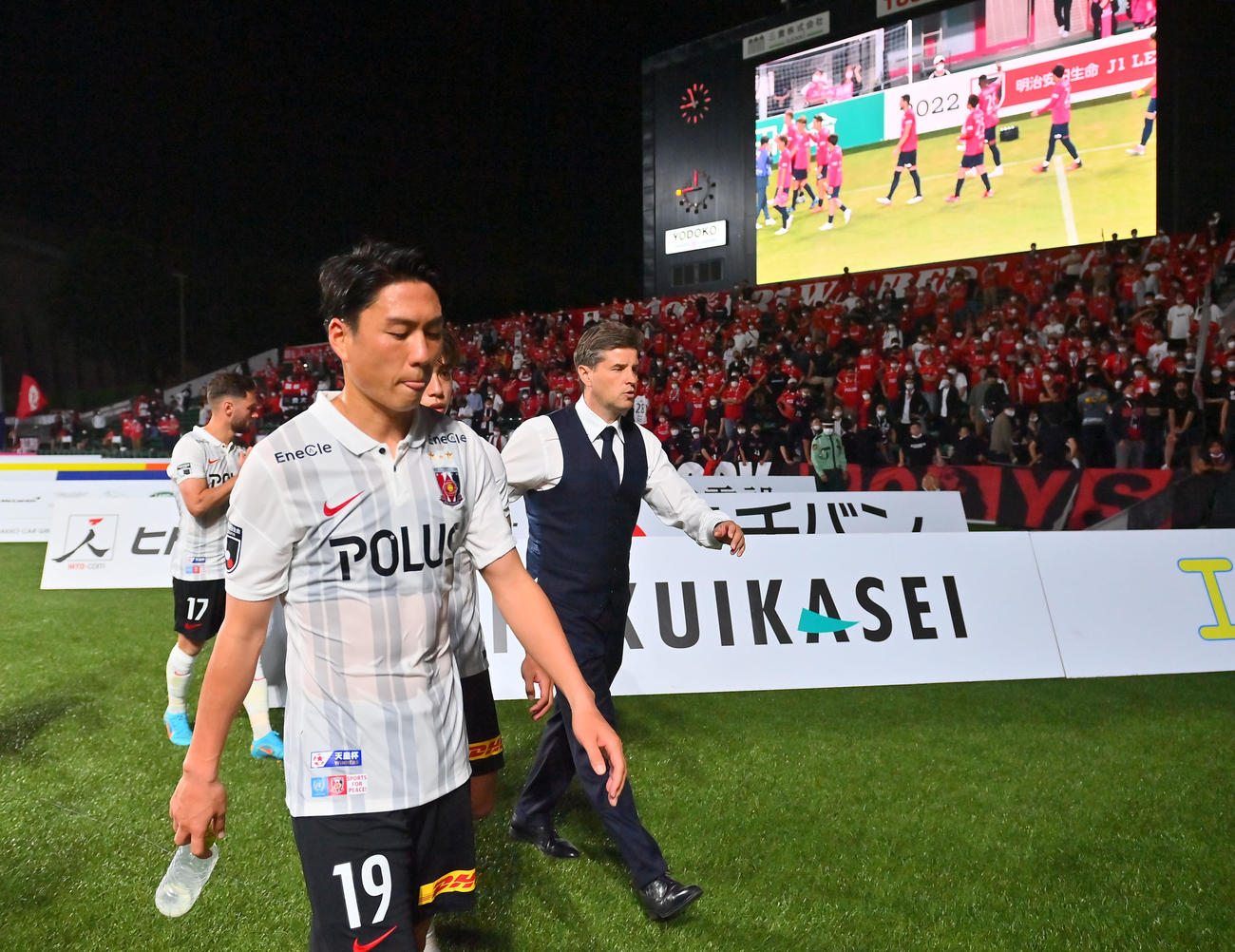 C大阪対浦和　C大阪に敗れ肩を落とす浦和の選手ら（撮影・和賀正仁）