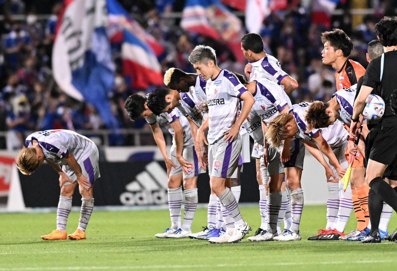 横浜対京都　試合に敗れ肩を落とす京都イレブン（撮影・滝沢徹郎）