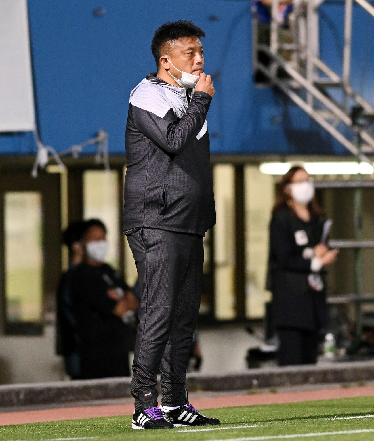 横浜対京都　戦況を見守る京都曹貴裁監督（撮影・滝沢徹郎）