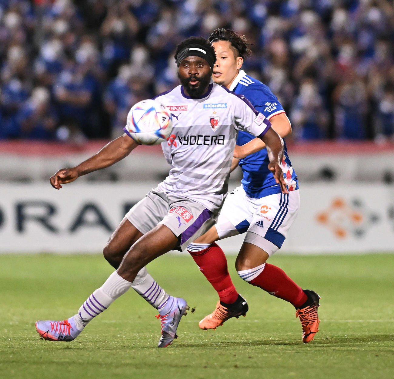 横浜対京都　前半、パスを受ける京都ピーター・ウタカ（手前）（撮影・滝沢徹郎）