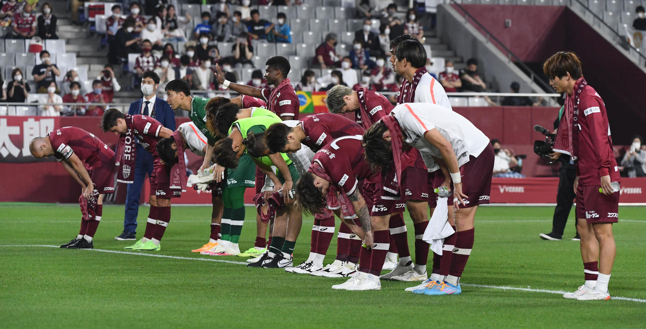 神戸対磐田　試合後、ファンにあいさつをする神戸の選手たち（撮影・滝沢美穂子）