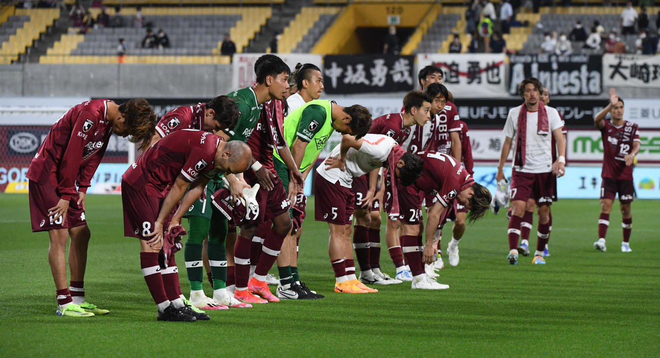 神戸対磐田　試合後、ファンにあいさつをする神戸の選手たち（撮影・滝沢美穂子）