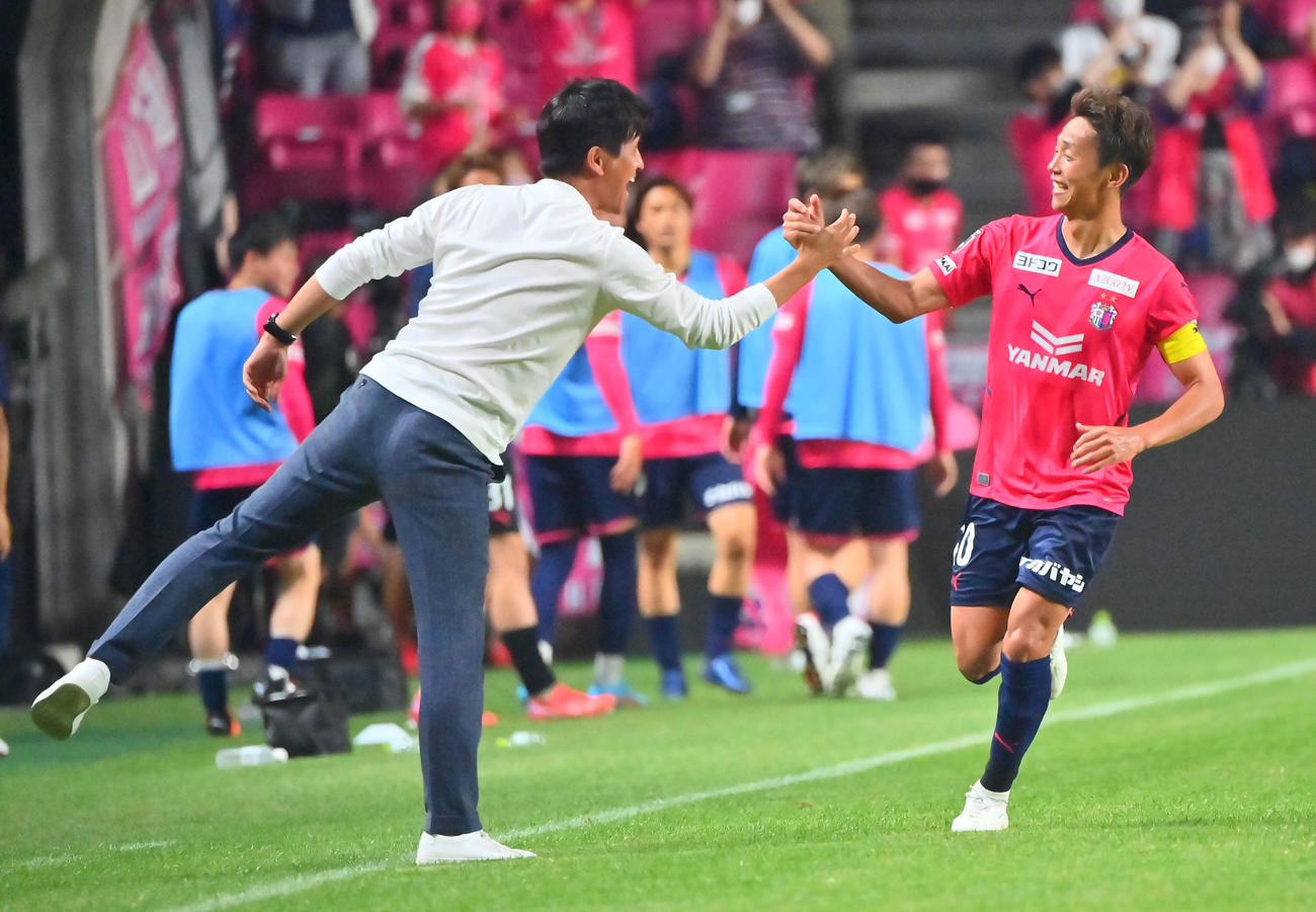 C大阪対浦和　後半、PKで先制ゴールを決めたC大阪清武は小菊監督（左）と握手を交わす（撮影・和賀正仁）