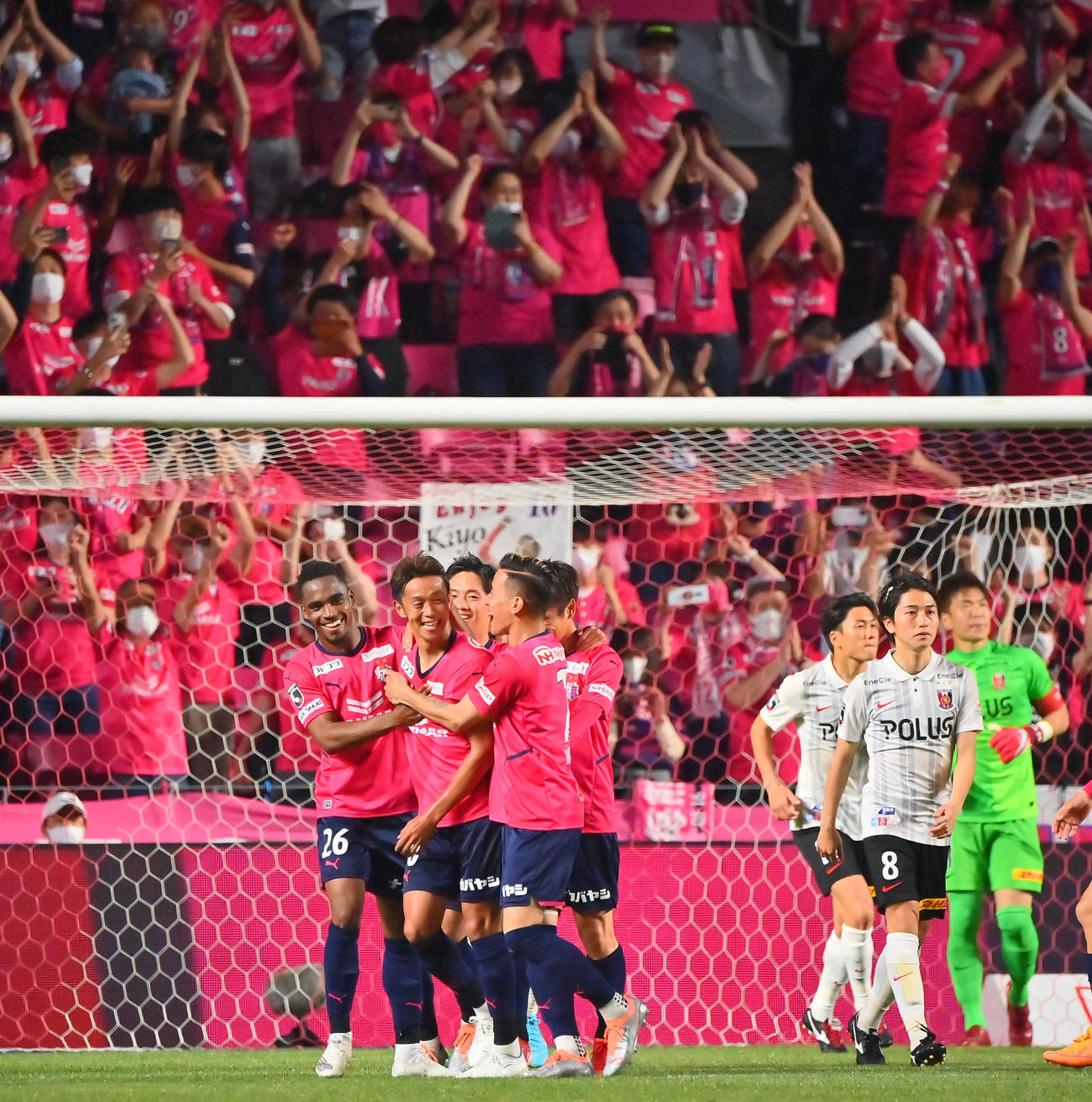C大阪対浦和　後半、PKで先制ゴールを決めたC大阪清武（左から2人目）は選手と抱き合って喜ぶ（撮影・和賀正仁）