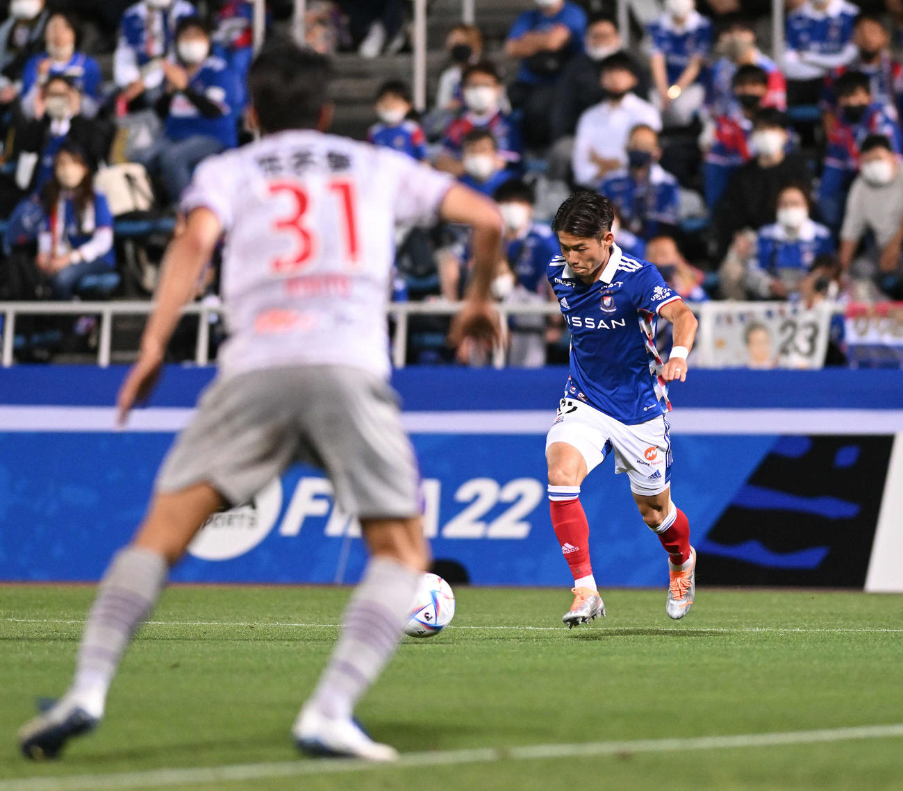 前半、シュートを放つ横浜小池（右）（撮影・滝沢徹郎）