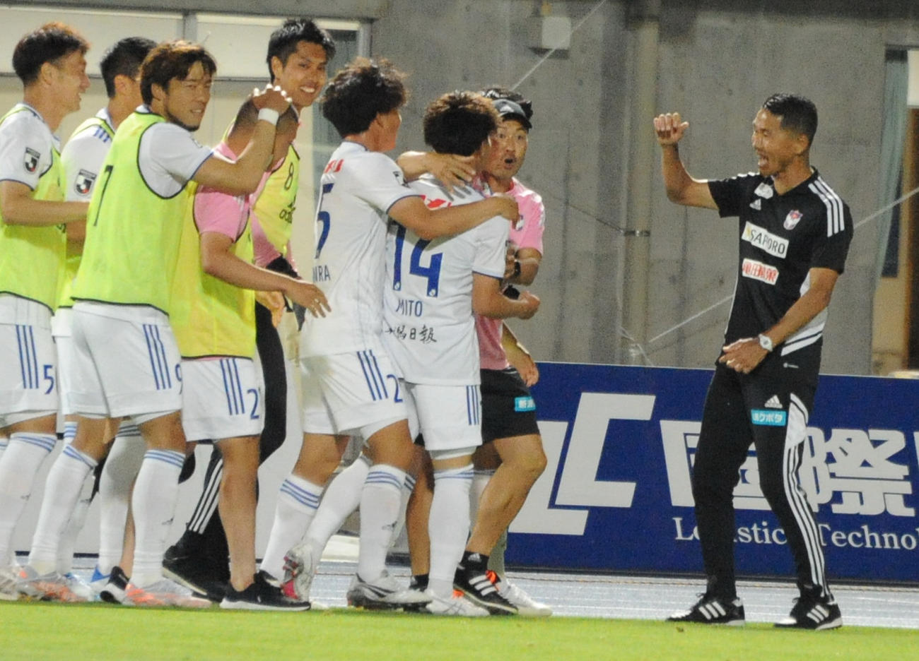 先制点を決めた三戸（14番）をベンチメンバーが祝福する