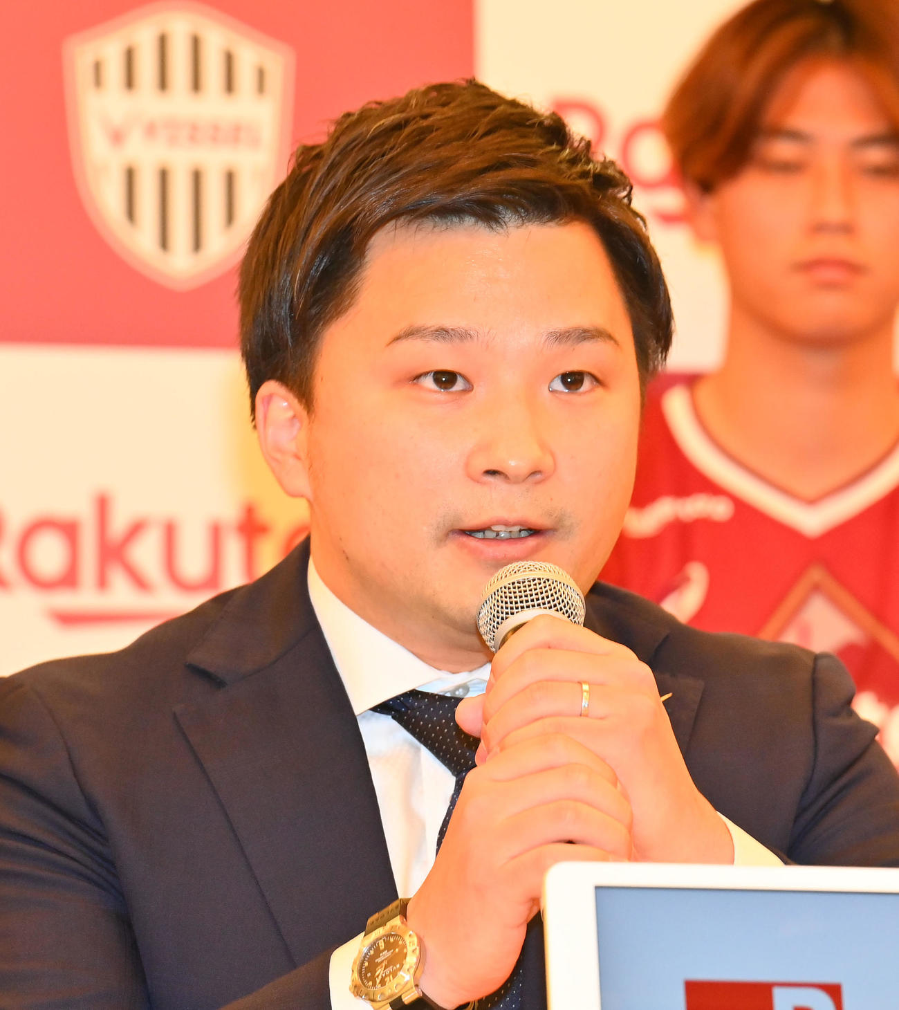 神戸の新加入選手発表会が行われ、会見する徳山大樹社長（2022年1月16日撮影）