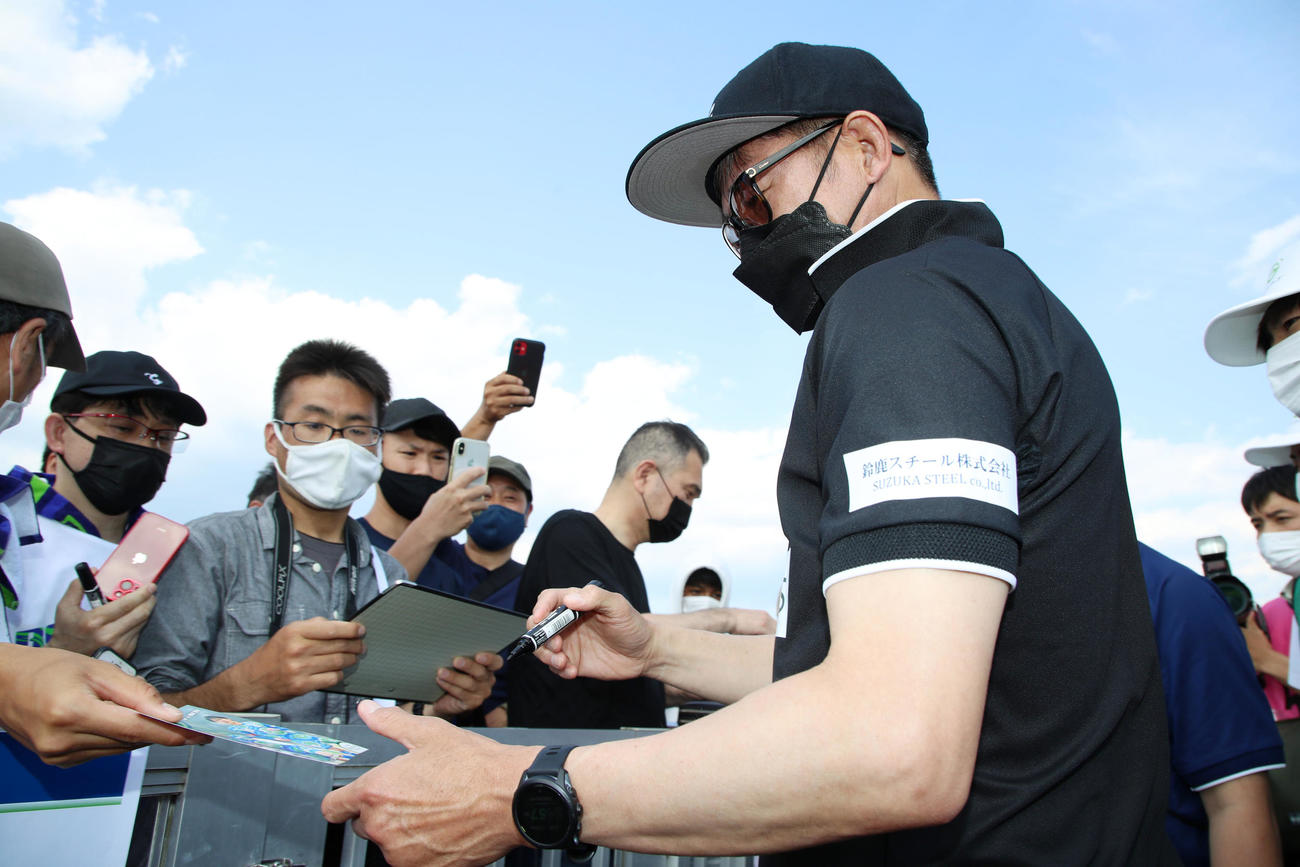 鈴鹿対大分　試合を終えサポーターにサインする三浦（撮影・加藤哉）