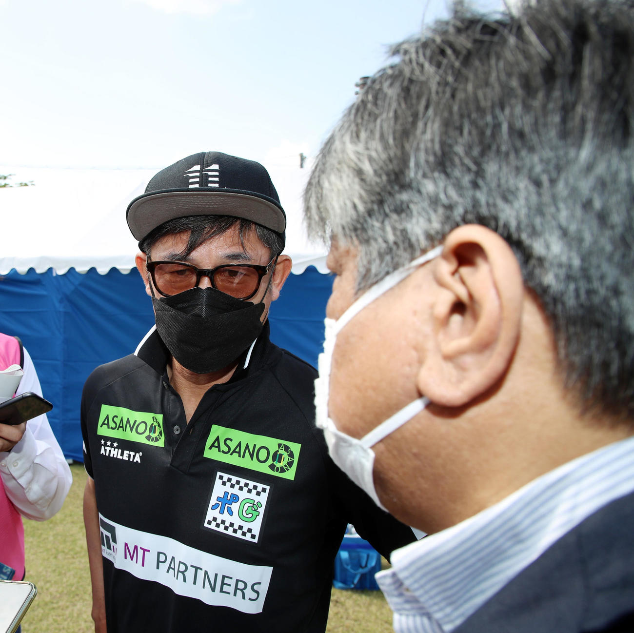 鈴鹿対大分　試合を終え本紙荻島記者（右）の質問に答える三浦（撮影・加藤哉）