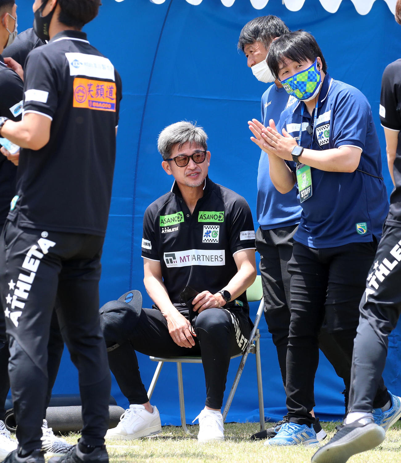 鈴鹿対大分　遅れてスタジアム入りした三浦（撮影・加藤哉）