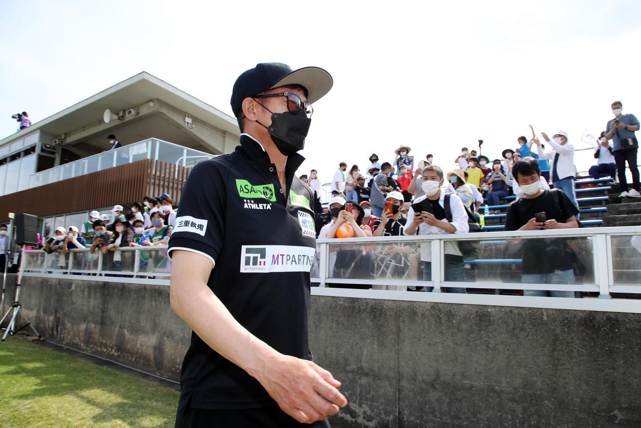鈴鹿対大分　試合を終え引き揚げる三浦（撮影・加藤哉）
