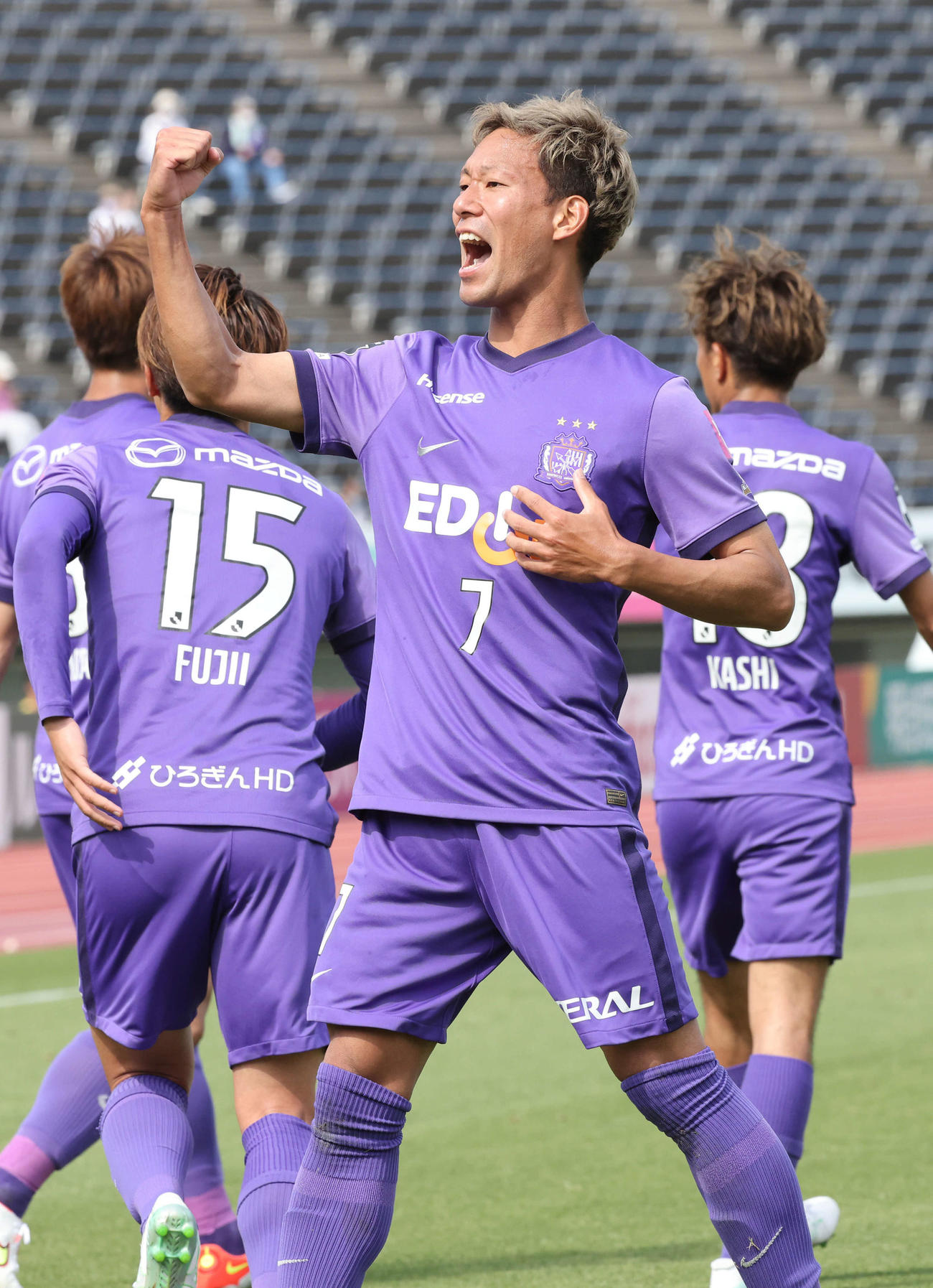 J1広島対名古屋　後半　先制ゴールを決め、ガッツポーズをする広島野津田（撮影・加藤孝規）