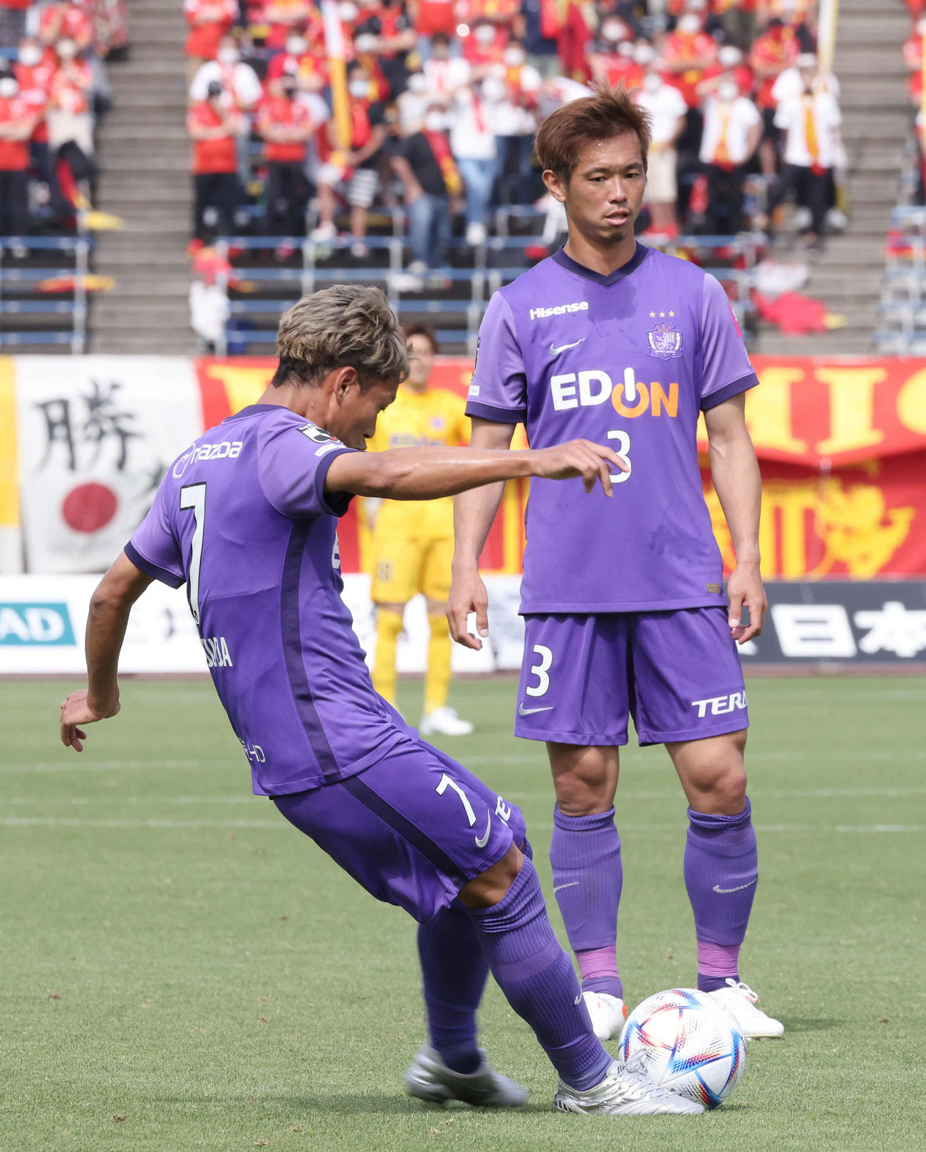 J1広島対名古屋　後半　先制ゴールを決める広島野津田（左）（撮影・加藤孝規）