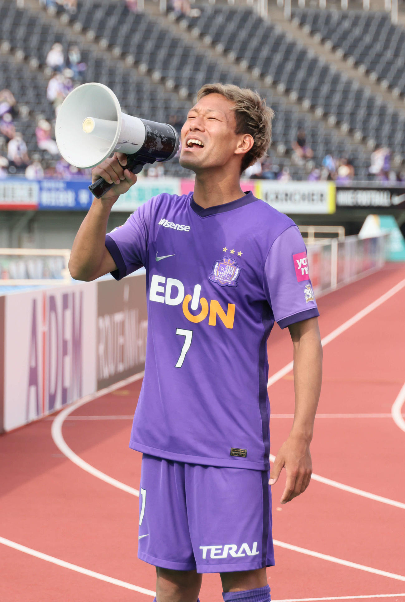 J1広島対名古屋　サポーターに先制ゴールを報告する広島野津田（撮影・加藤孝規）