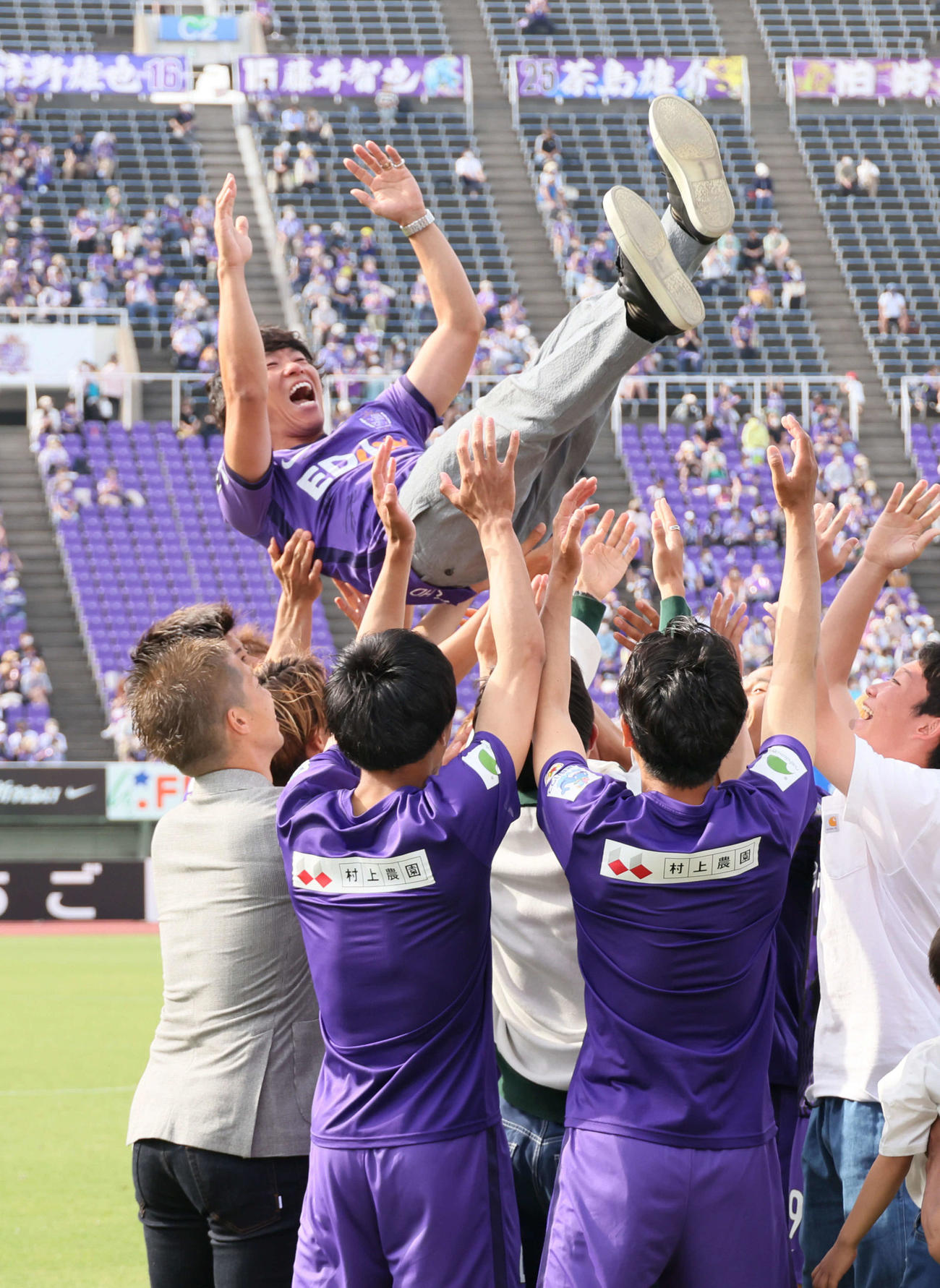 J1広島対名古屋　試合後行われた佐藤寿人さんサンクスセレモニーで、胴上げされる佐藤寿人さん（撮影・加藤孝規）