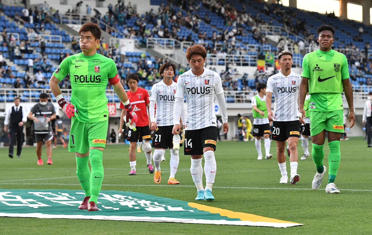 福岡対浦和　福岡とスコアレスドローとなり、厳しい表情でサポーターのもとへあいさつに向かう浦和イレブン（撮影・岩下翔太）