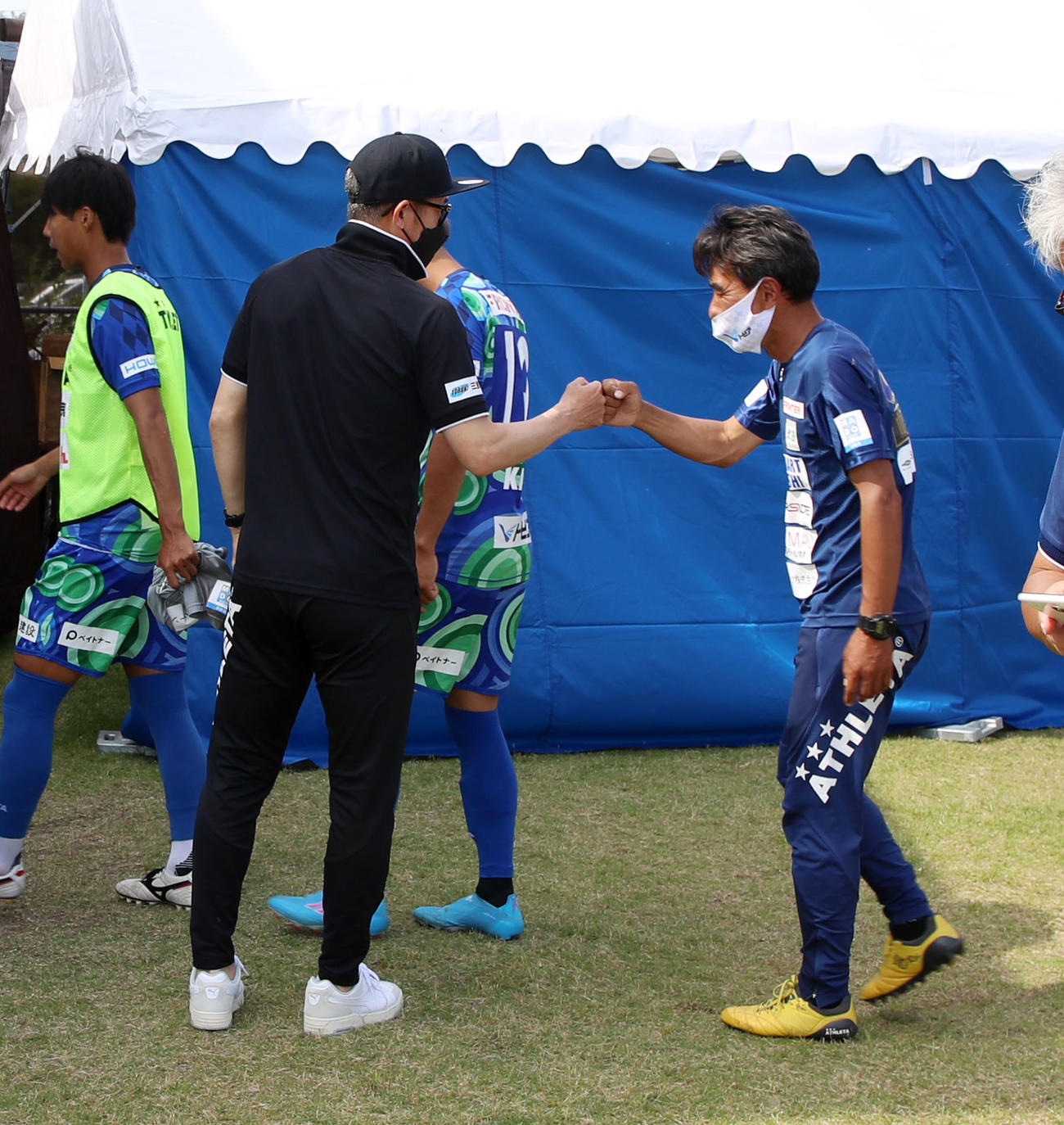 鈴鹿対大分　試合を終えイレブンを迎える三浦（撮影・加藤哉）