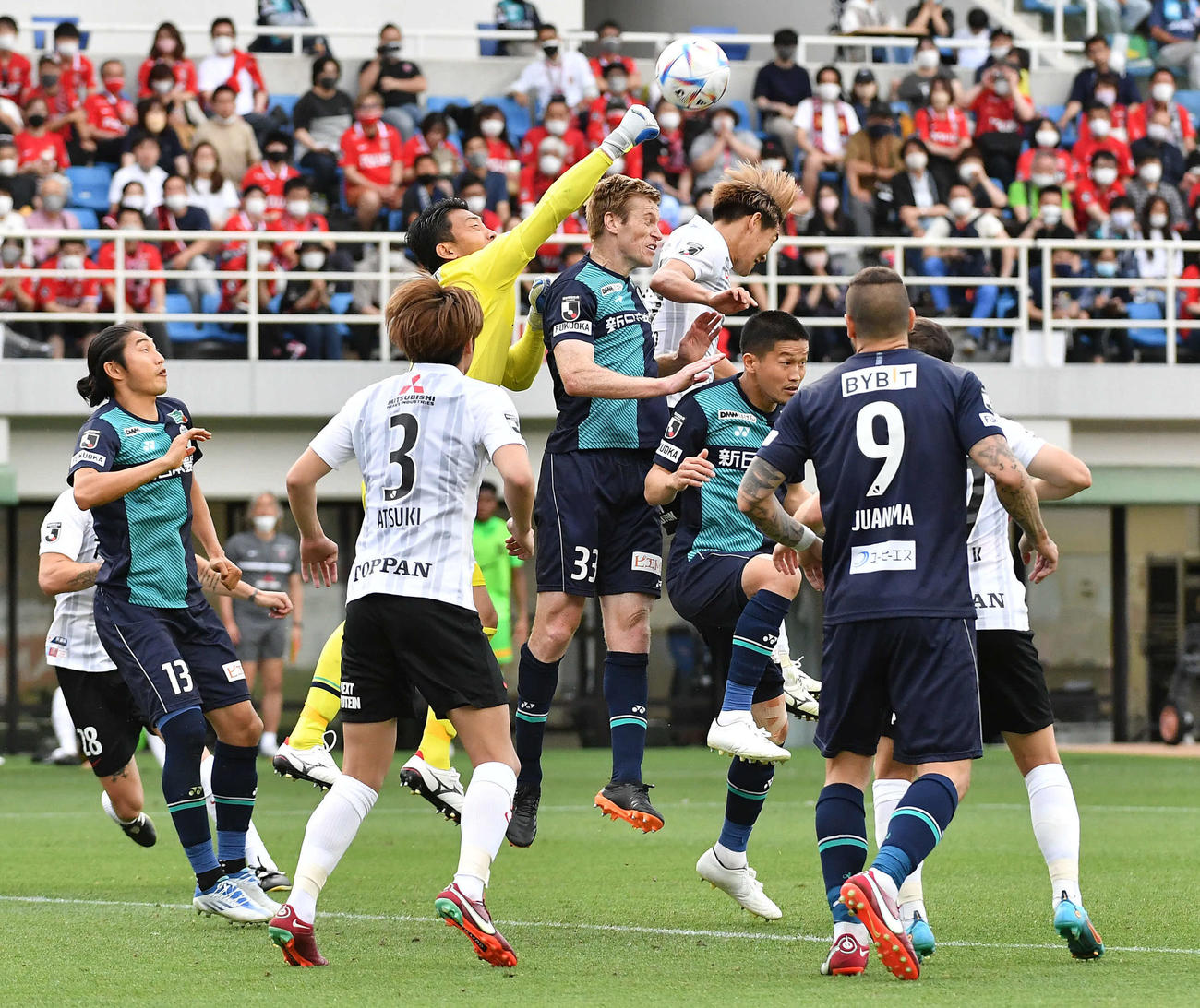 福岡対浦和　後半、福岡GK村上（左から3人目）はゴール前で好セーブする（撮影・岩下翔太）
