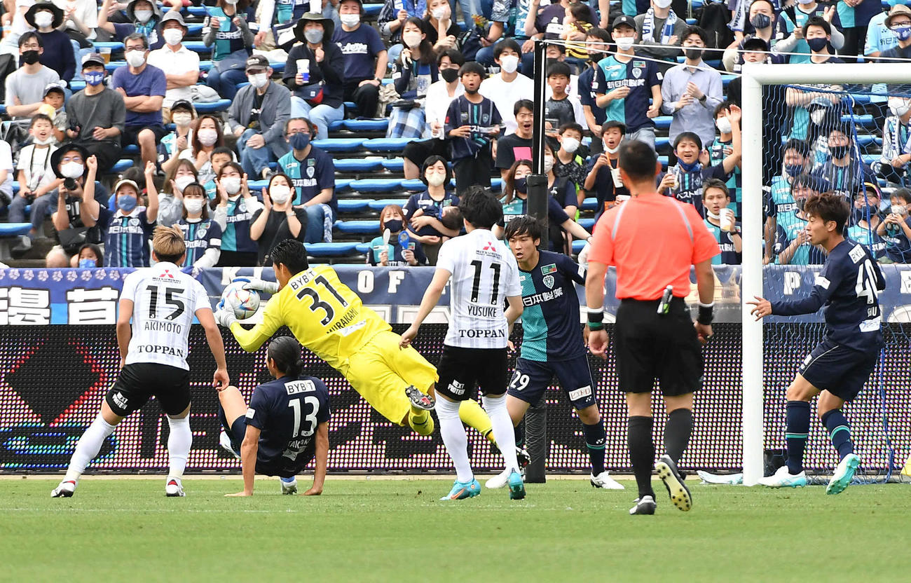 福岡対浦和　前半、ゴール前で好守する福岡GK村上（撮影・岩下翔太）
