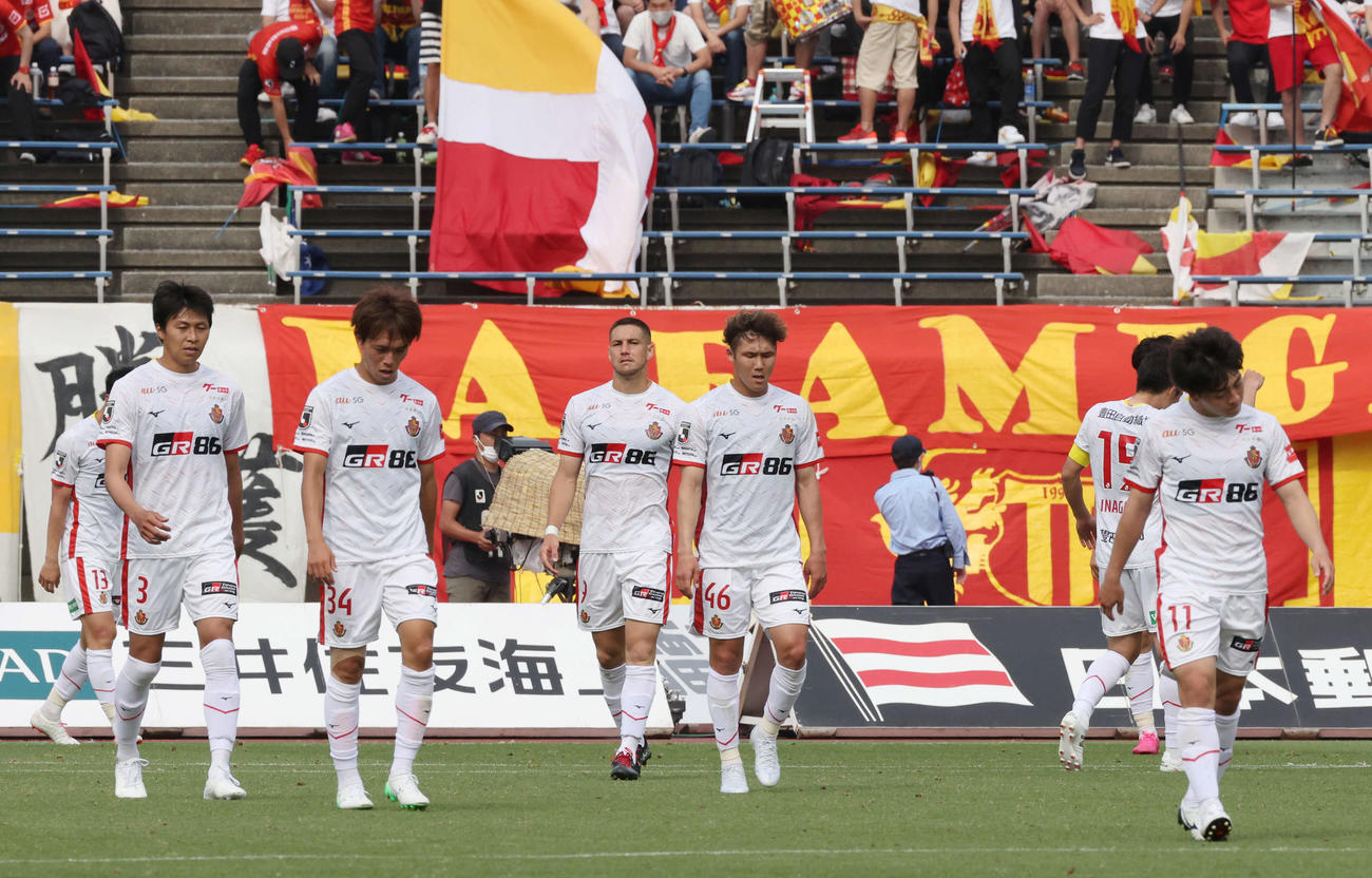 J1広島対名古屋　敗れた名古屋イレブン（撮影・加藤孝規）