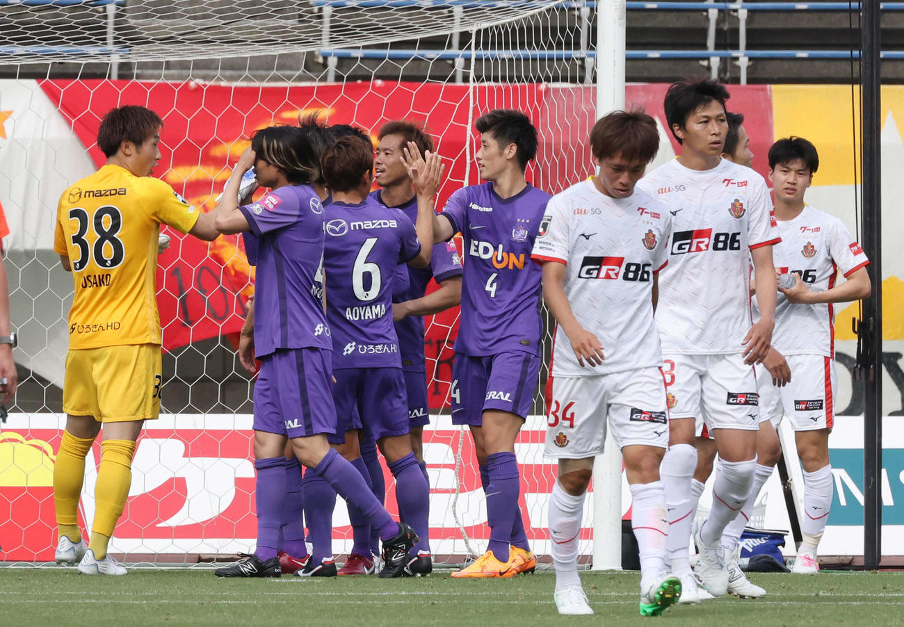 J1広島対名古屋　勝った広島イレブンと敗れた名古屋（撮影・加藤孝規）