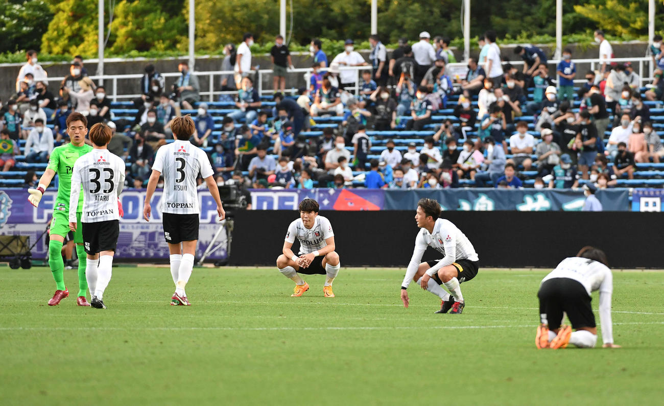 福岡対浦和　福岡とスコアレスドローとなり、肩を落とす浦和イレブン（撮影・岩下翔太）