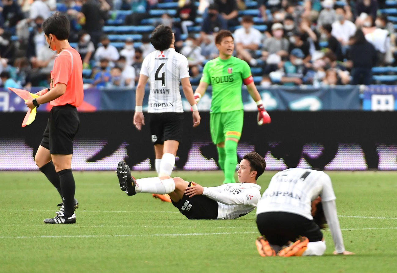福岡対浦和　福岡とスコアレスドローとなり、肩を落とす浦和イレブン（撮影・岩下翔太）