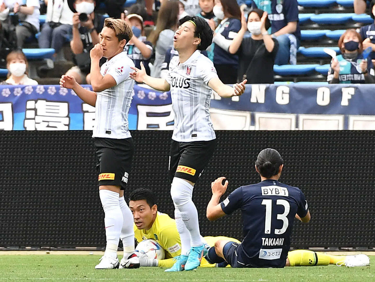 福岡対浦和　前半、福岡GK村上（奥）の好守で得点を決められず、悔しそうな表情を見せる浦和松尾（手前中央）と明本（同左）（撮影・岩下翔太）