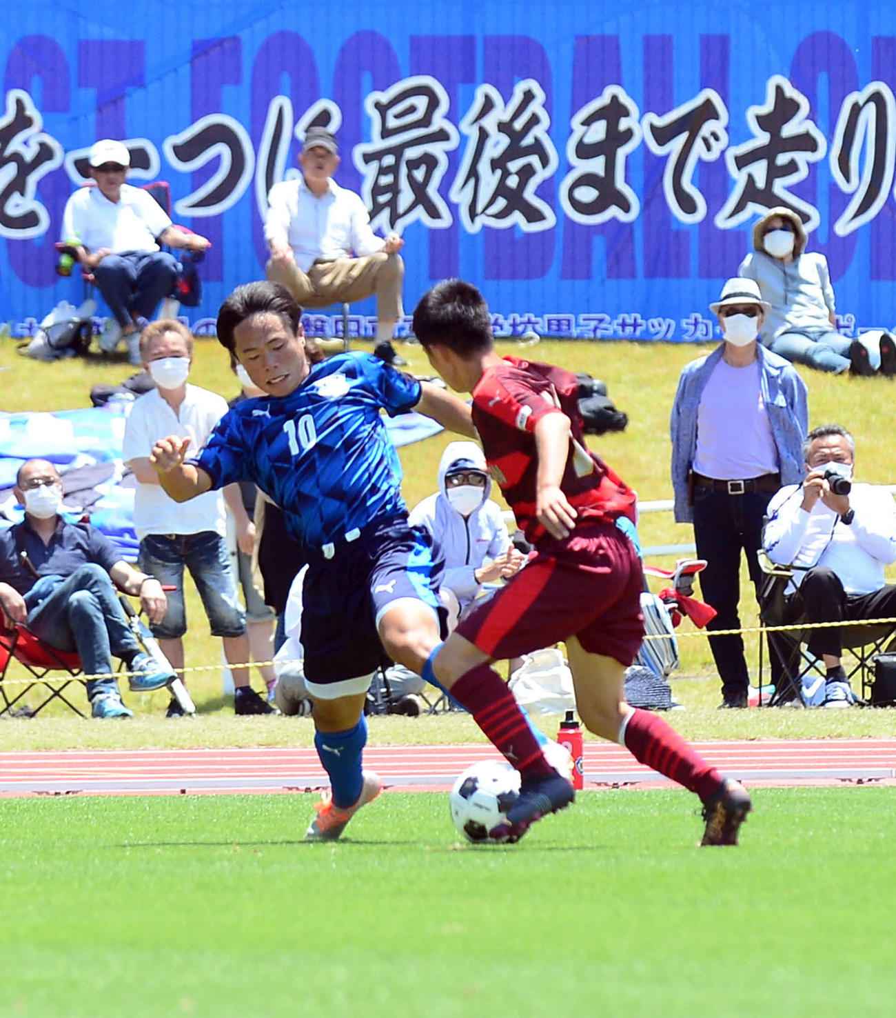 同点ゴールの磐田東・谷野（左）は、得点後もゴールに迫る