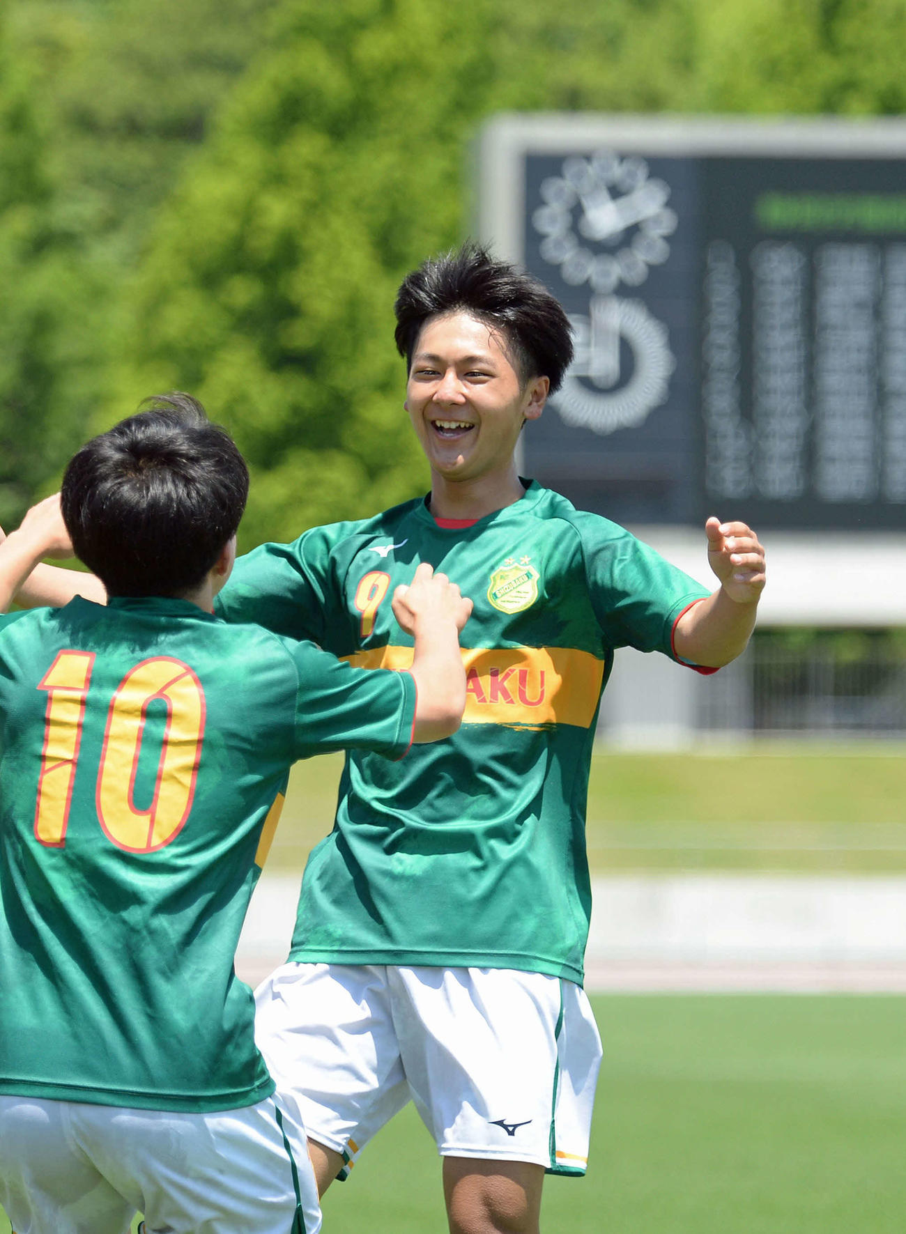 先制点を決めて、歓喜する静岡学園FW神田