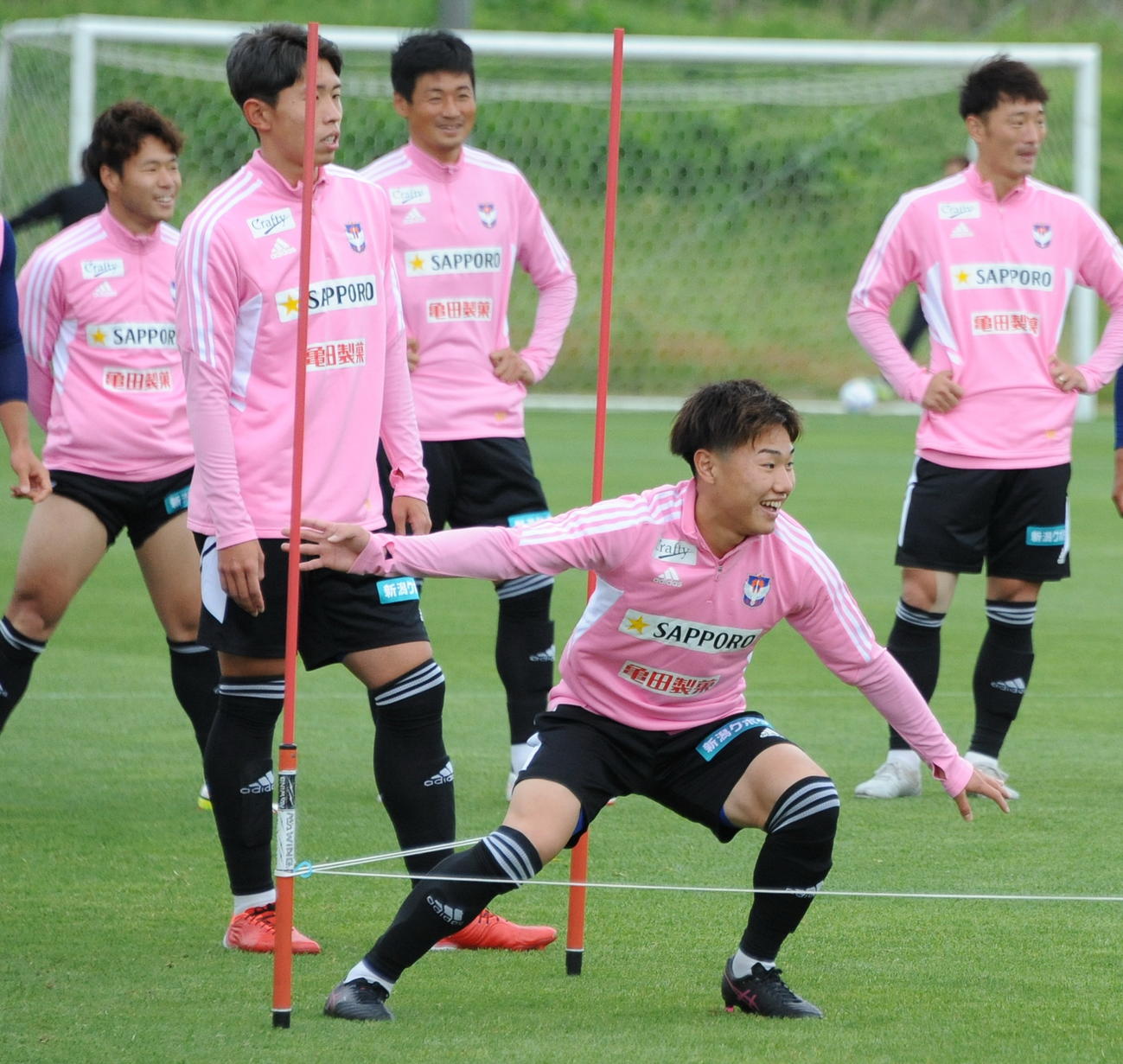 山形戦の前日練習で笑顔を見せる三戸（手前）