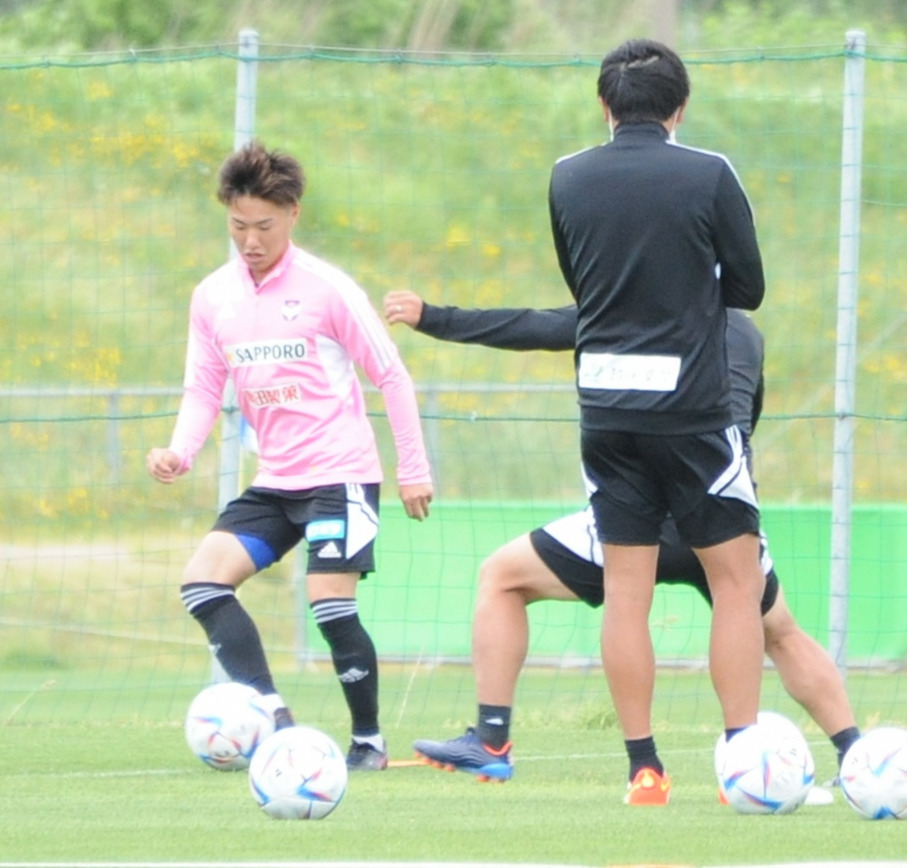 山形戦の前日練習を行う三戸（左）