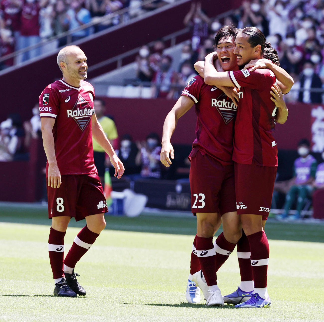神戸対札幌　前半、神戸の山川（中央）がゴールを決めイレブンと抱き合って笑顔を見せる（撮影・加藤哉）