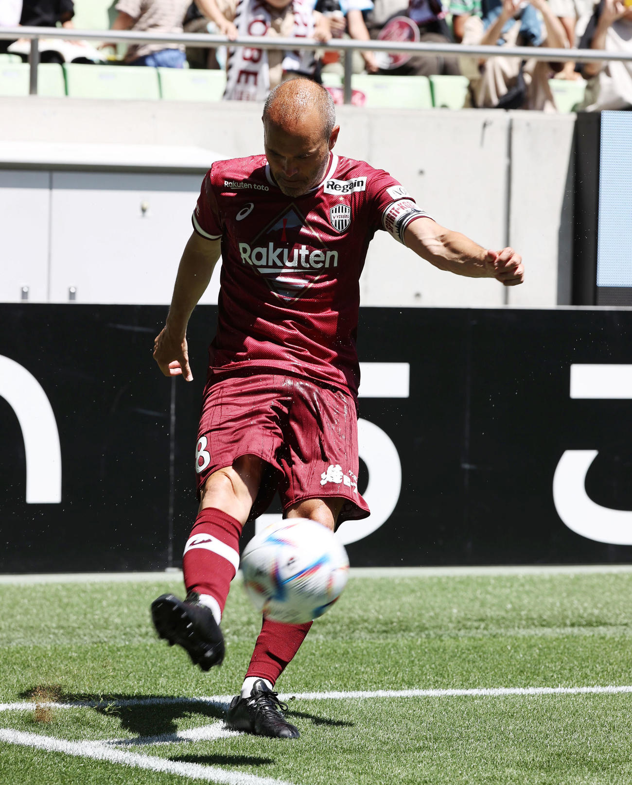 神戸対札幌　前半、神戸イニエスタはCKを蹴る（撮影・加藤哉）