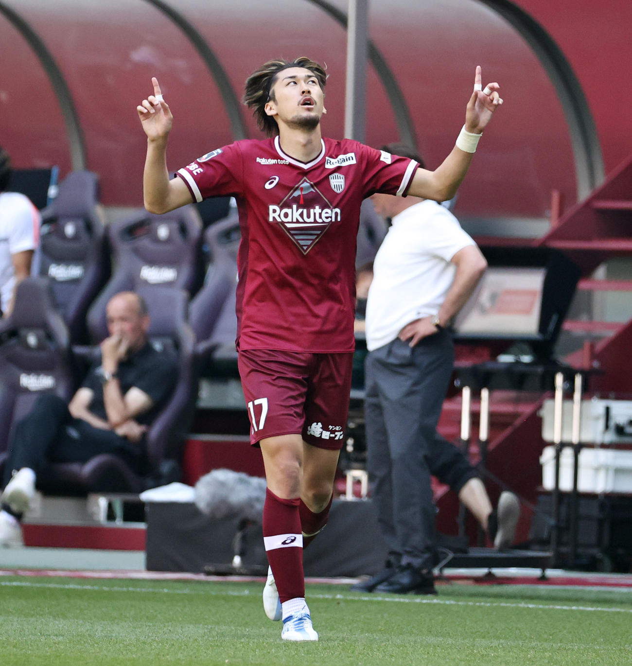 神戸対札幌　後半、神戸菊池はヘディングしたボールが決まらず再度足で押し込みゴールを決めた（撮影・加藤哉）