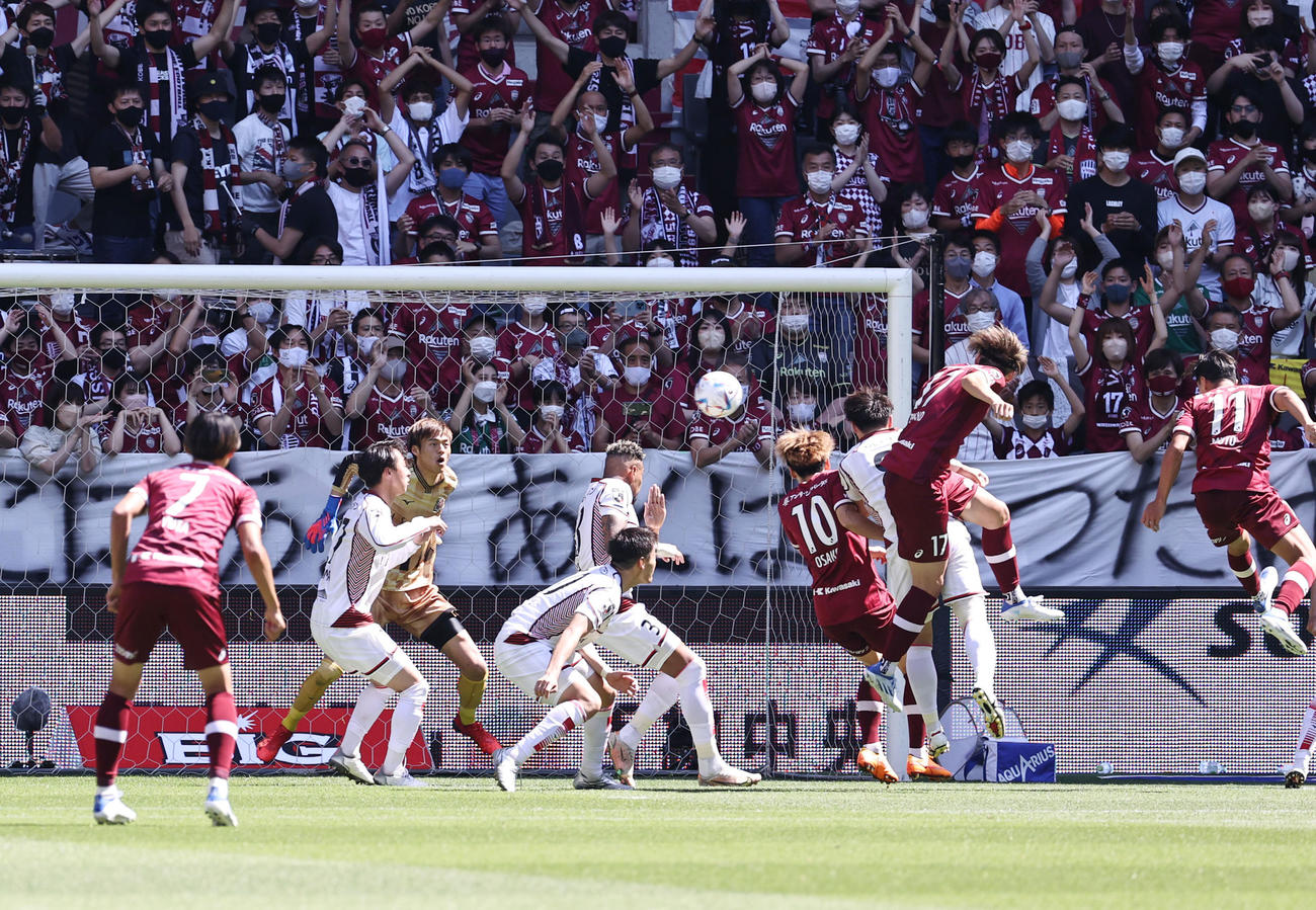 神戸対札幌　後半、神戸武藤（右端）がFKを頭でゴールに流し込んで勝ち越しに成功（撮影・加藤哉）