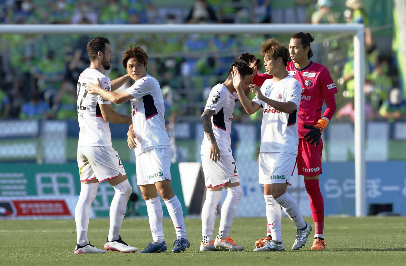 湘南に勝利し、タッチを交わすGK金鎮鉉（右端）らC大阪イレブン（共同）